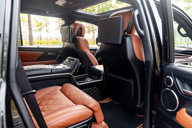 Lexus LX570 MBS 2019 sở hữu ghế ngồi bọc da Nappa mang đến sự cao cấp với hình vân quả trám hiện đại. Đặc biệt, mọi vị trí ghế trên xe đều có tính năng chỉnh điện, nhớ vị trí, sưởi/làm mát và massage với 19 chế độ khác nhau. 