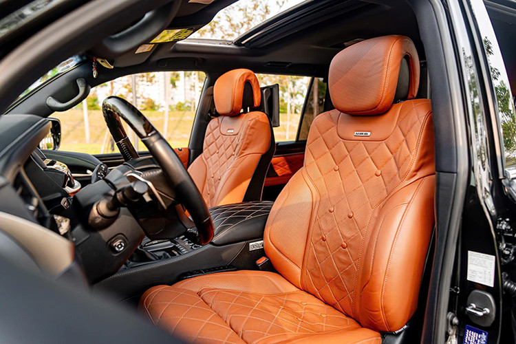 Từ một mẫu SUV 7 chỗ nguyên bản, LX570 MBS được biến thành xe 4 chỗ với hàng ghế sau là hai ghế thương gia cỡ lớn, đi kèm nhiều tiện ích cao cấp như chức năng làm mát và massage, chỉnh điện nhớ vị trí, hộc để đồ có khóa riêng, hộc làm mát.