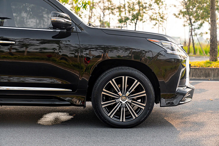 Sự hầm hố của LX570 MBS thể hiện rõ khi bước sang phần thân xe nhờ kích thước lớn với chiều Dài x Rộng x Cao tương ứng là 5.080 x 1.980 x 1.865 (mm) và chiều dài trục cơ sở ở mức 2.850 mm. Xe sở hữu mâm hợp kim đa chấu có kích thước lên tới 21 inch.