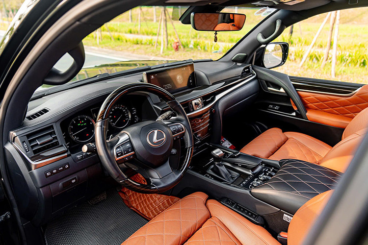 Nội thất của phiên bản Lexus LX570 MBS đời 2019 chính là điểm nhấn khi xe đã "qua tay" hãng độ MBS nổi tiếng thế giới tại Dubai tinh chỉnh lại nhằm tạo ra sự khác biệt giúp người dùng có trải nghiệm mới mẻ hơn so với phiên bản thường. 