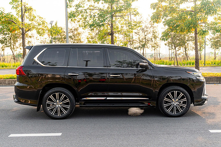 Điểm đặc biệt của mẫu xe SUV hạng sang Lexus LX570 MBS 2019 này là khoang nội thất được độ lại bởi MBS Automotive - thương hiệu nâng cấp xe sang từ Dubai. Bề ngoài của chiếc LX570 Super Sport MBS màu đen này không khác biệt so với bản 7 chỗ đã về Việt Nam trước đó. 