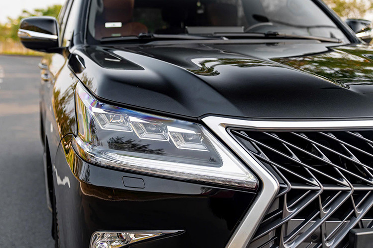Trong khi đó, cụm đèn trước của Lexus LX570 MBS đời 2019 ấn tượng khi sử dụng công nghệ LED với 3 khoang tách biệt và đèn pha có khả năng thích ứng với nhiều tính năng tự động cao cấp. Trong khi đó, dải LED định vị ban ngày hình móc câu vẫn là thiết kế quen thuộc ôm trọn đèn pha của xe. 