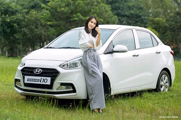 Hyundai Grand i10 với 2 lựa chọn động cơ, gồm động cơ Kappa 1.0L: Cung cấp công suất 66 mã lực tại 5.500 vòng/phút cùng Momen xoắn cực đại 94Nm tại 3.500 vòng/phút; Động cơ Kappa 1.2L: Cung cấp công suất 87 mã lực tại 6.000 vòng/phút cùng Momen xoắn cực đại 120Nm tại 4.000 vòng/phút. Hộp số đi kèm là hộp số tự động 4 cấp hoặc số sàn 5 cấp.