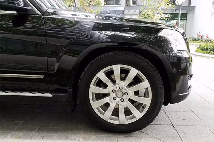 Đèn pha của chiếc GLK300 4Matic này cũng sử dụng bóng bi-xenon. Mâm xe 19 inch thiết kế 10 chấu đơn. Chủ nhân của chiếc GLK300 này còn trang bị bậc lên xuống gắn cố định ở 2 bên thân xe khá tiện nghi. Gương chiếu hậu chỉnh điện tích hợp dải đèn LED báo rẽ...