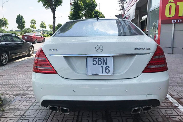 Mặc dù là thế hệ S-Class đời cũ đã trải qua gần 10 năm tuổi, tuy nhiên ngoại thất xe còn khá mới do được chủ nhân sử dụng khá giữ gìn. Xe sở hữu hệ thống ống xả được thay bằng loại chụp đầu bằng kim loại sáng bóng. Cụm đèn hậu bản to được chia làm các khối màu riêng biệt.