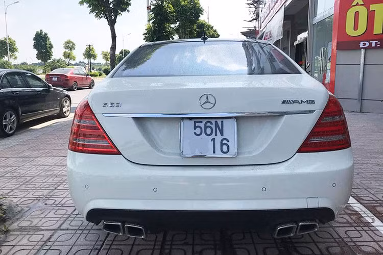 Mặc dù là thế hệ S-Class đời cũ đã trải qua gần 10 năm tuổi, tuy nhiên ngoại thất xe còn khá mới do được chủ nhân sử dụng khá giữ gìn. Xe sở hữu hệ thống ống xả được thay bằng loại chụp đầu bằng kim loại sáng bóng. Cụm đèn hậu bản to được chia làm các khối màu riêng biệt.