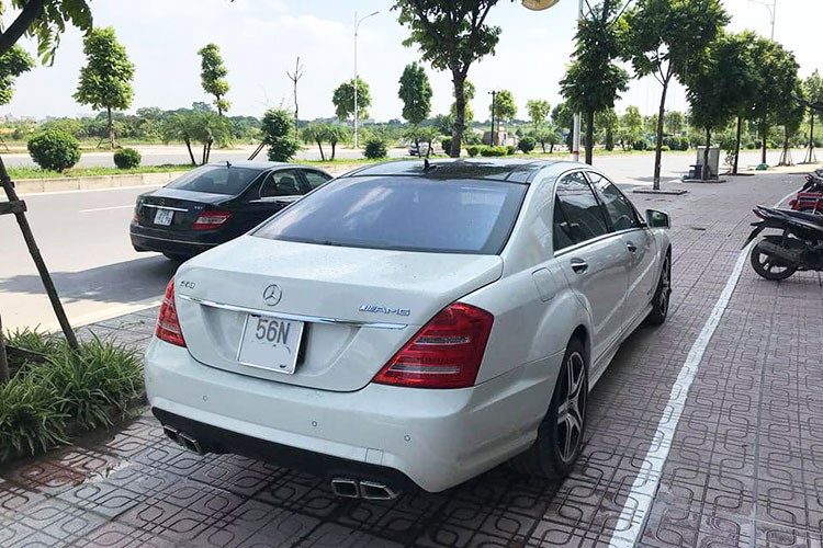 Mercedes S550 AMG đời 2009 sở hữu kích thước dài x rộng x cao lần lượt là 5.206 x 1.871 x 1.473 mm, chiều dài trục cơ sở ở mức 3.165 mm. Ngoại thất có thiết kế đặc trưng của dòng sedan hạng sang S-Class W221.