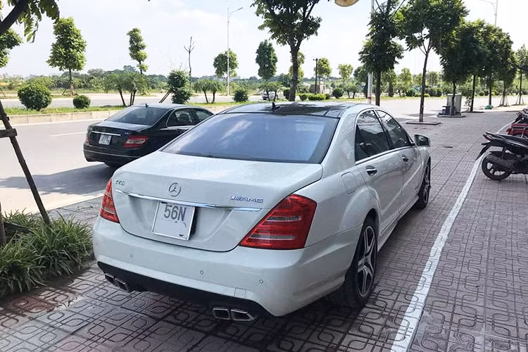 Mercedes S550 AMG đời 2009 sở hữu kích thước dài x rộng x cao lần lượt là 5.206 x 1.871 x 1.473 mm, chiều dài trục cơ sở ở mức 3.165 mm. Ngoại thất có thiết kế đặc trưng của dòng sedan hạng sang S-Class W221.