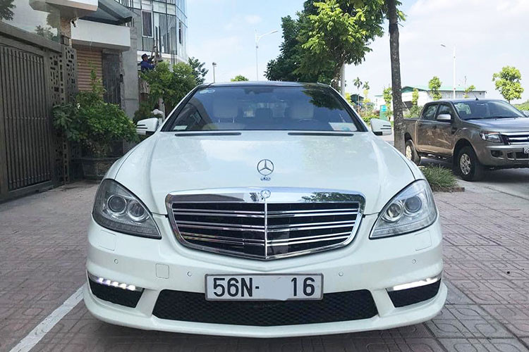 Xe sở hữu cụm lưới tản nhiệt 4 nan đơn làm từ kim loại mạ chrome gắn thêm tấm cảm biến lớn. Cụm đèn pha sử dụng bóng bi-xenon. So với phiên bản, ở đời này - xe có thiên hướng thể thao hơn so với hiện nay nhờ vào những đường gân nổi mạnh mẽ đặc biệt là tại vòm bánh xe.