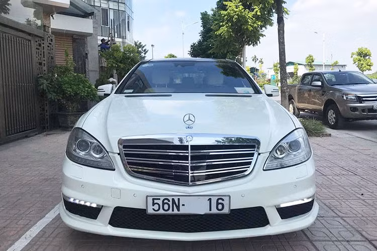 Xe sở hữu cụm lưới tản nhiệt 4 nan đơn làm từ kim loại mạ chrome gắn thêm tấm cảm biến lớn. Cụm đèn pha sử dụng bóng bi-xenon. So với phiên bản, ở đời này - xe có thiên hướng thể thao hơn so với hiện nay nhờ vào những đường gân nổi mạnh mẽ đặc biệt là tại vòm bánh xe.