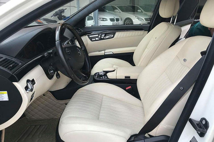 Bên trong, xe được thiết kế rất cao cấp và sang trọng. Toàn bộ nội thất được bọc da cao cấp, một số chi tiết ốp gỗ quen thuộc trên dòng xe này. Vô-lăng 4 chấu với một nửa bọc da nửa ốp gỗ. Màn hình phía sau hiển thị dạng điện tử đẹp mắt, ngay bên cạnh là màn hình giải trí cỡ lớn điều khiển thông qua hệ thống Comand.