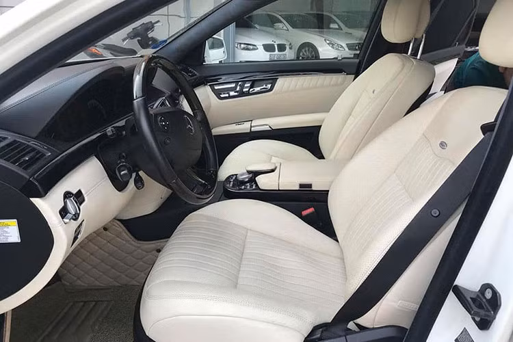 Bên trong, xe được thiết kế rất cao cấp và sang trọng. Toàn bộ nội thất được bọc da cao cấp, một số chi tiết ốp gỗ quen thuộc trên dòng xe này. Vô-lăng 4 chấu với một nửa bọc da nửa ốp gỗ. Màn hình phía sau hiển thị dạng điện tử đẹp mắt, ngay bên cạnh là màn hình giải trí cỡ lớn điều khiển thông qua hệ thống Comand.