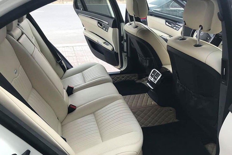 Chính giữa vị trí 2 cửa gió điều hòa là một đồng hồ thời gian có thiết kế tinh tế. Xe sở hữu hệ thống khởi động bằng nút bấm. Hàng ghế phía sau cũng có thiết kế sang trong và tiện nghi. Cửa gió điều hòa riêng biệt, màn hình giải trí gắn tại tựa đầu hàng ghế trước. Ghế ngồi chỉnh điện.