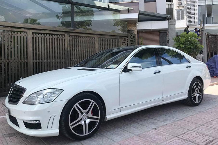 Tại thị trường Việt Nam, mẫu xe sang Mercedes-Benz S550 - AMG phiên bản đời cũ từ 2007 - 2009 trước đây thường được người sử dụng mua lại thông qua các đơn vị tư nhân nhập khẩu về bởi phiên bản này không được hãng xe sang Đức phân phối chính hãng tại Việt Nam.
