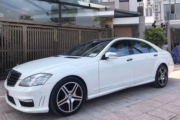 Tại thị trường Việt Nam, mẫu xe sang Mercedes-Benz S550 - AMG phiên bản đời cũ từ 2007 - 2009 trước đây thường được người sử dụng mua lại thông qua các đơn vị tư nhân nhập khẩu về bởi phiên bản này không được hãng xe sang Đức phân phối chính hãng tại Việt Nam.