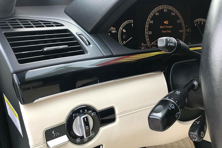 Mercedes-Benz S550 AMG phiên bản 2009 được hãng xe sang Đức trang bị khối động cơ V8 5.5L sản sinh công suất tối đa 382 mã lực, Mô-men xoắn cực đại 391 Nm. Hộp số tự động 7 cấp. Trang bị an toàn của xe có 8 túi khí, khóa thông minh, trợ giúp từ xa, Brake Assist (BAS) và Brake Assist Plus (BAS Plus) cùng phanh điện tử...