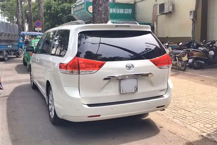 Xe sử dụng mâm 10 chấu kích thước 18 inch. Gương chiếu hậu tích hợp dải đèn xi-nhan báo rẽ. Cửa kính được chia làm 3 khoang khác nhau tương đương cho 3 hàng ghế ngồi. Cụm đèn hậu phía sau thiết kế lớn, dễ quan sát. Chính giữa đuôi xe ốp tấm kim loại mạ chrome sáng bóng.