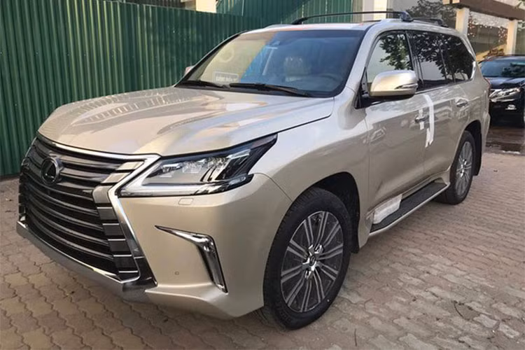 Dù đã được Lexus Việt Nam chính thức phân phối, nhưng những chiếc xe sang Lexus LX570 phiên bản nhập khẩu từ Mỹ ở các đại lý tư nhân luôn có giá cao hơn so với các phiên bản nhập nguyên chiếc từ Nhật Bản đang được bán ra chính hãng từ vài trăm triệu, thậm chí là cả tỷ đồng.