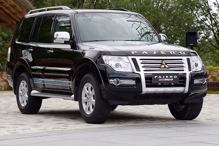 Mẫu Mitsubishi Pajero thế hệ hiện tại là dòng SUV cỡ lớn đã được tung ra thị trường từ năm 2006. Mãi đến tận bây giờ, sau 12 năm, hãng Mitsubishi dường như vẫn chưa có ý định bổ sung thế hệ mới cho dòng SUV 7 chỗ này. Thay vào đó, hãng xe Nhật Bản chỉ tung ra những phiên bản nâng cấp nhưng thay đổi không đáng kể của Mitsubishi Pajero 2019.