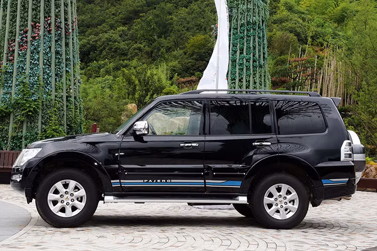 Vào tháng 8 năm ngoái, hãng Mitsubishi đã giới thiệu Pajero nâng cấp với một số điểm mới ở bên ngoài tại thị trường Trung Quốc. Đến nay, dòng Mitsubishi Pajero ở quốc gia đông dân nhất thế giới tiếp tục được bổ sung phiên bản 2018 với sự thay đổi tập trung chủ yếu ở thiết kế thẩm mỹ.