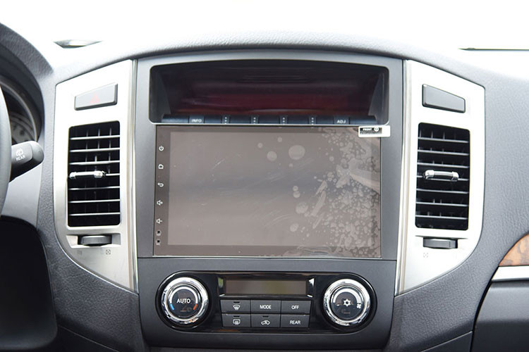 Mẫu SUV cỡ lớn này vẫn dùng động cơ xăng MIVEC V6, dung tích 3.0 lít cũ, tạo ra công suất tối đa 174 mã lực tại tua máy 5.250 vòng/phút và mô-men xoắn cực đại 255 Nm tại tua máy 4.000 vòng/phút. Sức mạnh được truyền tới 4 bánh thông qua hộp số tự động INVECS-II 5 cấp và hệ dẫn động Super Select 4WD II tiêu chuẩn.