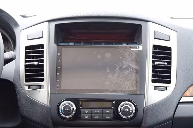 Mẫu SUV cỡ lớn này vẫn dùng động cơ xăng MIVEC V6, dung tích 3.0 lít cũ, tạo ra công suất tối đa 174 mã lực tại tua máy 5.250 vòng/phút và mô-men xoắn cực đại 255 Nm tại tua máy 4.000 vòng/phút. Sức mạnh được truyền tới 4 bánh thông qua hộp số tự động INVECS-II 5 cấp và hệ dẫn động Super Select 4WD II tiêu chuẩn.