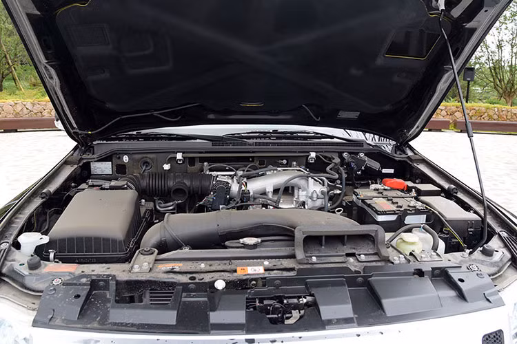 Được biết, liên doanh GAC-Mitsubishi JV đã chính thức tung Pajero 2019 ra thị trường Trung Quốc với 4 bản trang bị và giá bán dao động từ 349.800 - 399.800 Nhân dân tệ (khoảng 1,21 đến 1,38 tỷ đồng). Dự đoán, những thay đổi kể trên chỉ được áp dụng cho mẫu xe Mitsubishi Pajero 2019 tại thị trường Trung Quốc.