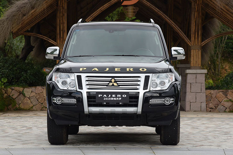 Theo đó, Mitsubishi Pajero 2019 tại Trung Quốc được trang bị lưới tản nhiệt mạ crôm mới với 3 thanh nằm ngang. Ngoài ra, xe còn có một điểm mới khác là logo "Pajero" màu vàng nằm trên đầu nắp capô. Trong khi đó, thiết kế cụm đèn pha, cản trước, đèn sương mù trước và tấm chắn bảo vệ gầm dưới đầu xe vẫn giữ nguyên như phiên bản 2018.