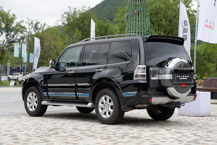 Tương tự như vậy, thiết kế đuôi xe cũng gần như không thay đổi so với Mitsubishi Pajero 2018. Hãng Mitsubishi chỉ bổ sung viền màu bạc cho cụm đèn hậu. Các chi tiết khác như mâm xe, hệ thống gầm, ống xả... không thay đổi nhiều so với phiên bản hiện tại ở một số thị trường.