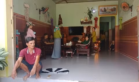 Người thân ở quê nhà đang lo lắng cho các thuyền viên.