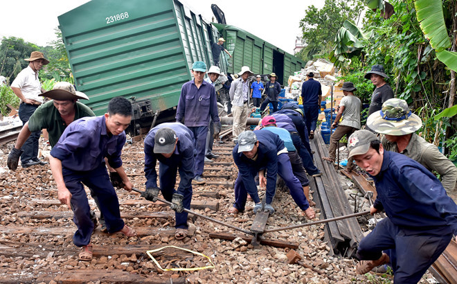 Công nhân ngành đường sắt tham gia khắc phục sự cố hai tàu hàng tông nhau ở ga Núi Thành. Ảnh: Minh Hoàng.