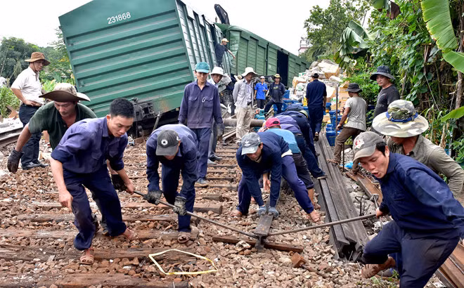 Công nhân ngành đường sắt tham gia khắc phục sự cố hai tàu hàng tông nhau ở ga Núi Thành. Ảnh: Minh Hoàng.
