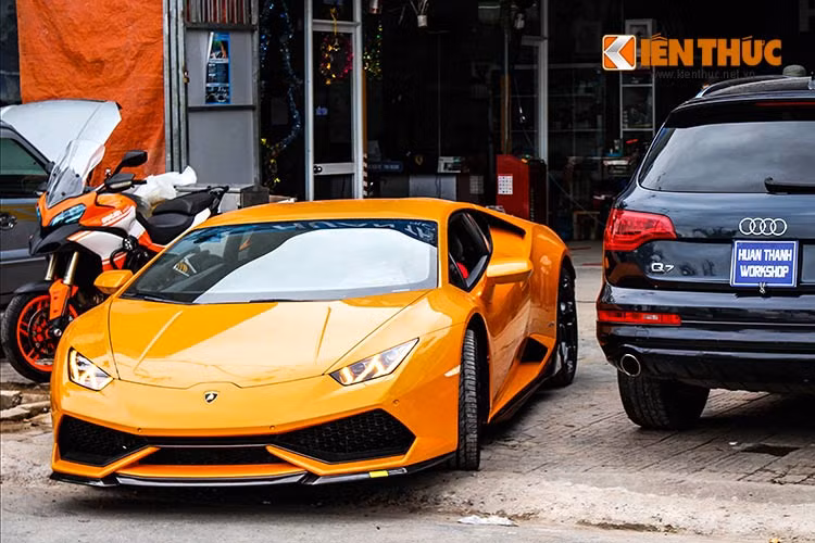 Trên bộ bodykit của hãng độ Vorsteiner, các chi tiết được làm từ sợi carbon bao gồm ốp cản trước, cánh gió, ốp thân xe... được thiết kế dành riêng cho siêu xe này.