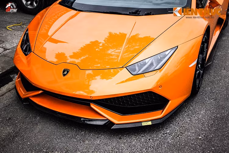 Phần đầu xe, ngoài những chi tiết nguyên bản từ phía dàn áo, dè trước của chiếc siêu xe này cùng một số chi tiết đã được thay mới bằng carbon từ bộ bodykit chính hãng của Vorsteiner.