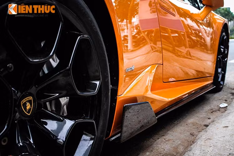 Cùng với BMW i8, Lamborghini Huracan là 2 siêu xe "hot" nhất ở Việt Nam thời gian vừa qua. Hiện tại, số lượng Huracan tại Việt Nam đến hơn 10 chiếc, trong đó có 2 chiếc được nhập khẩu chính hãng.