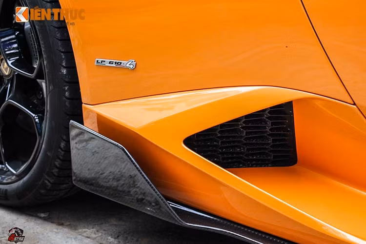 Viền ốp thân xe cũng là sản phẩm của hãng độ Vorsteiner đình đám.