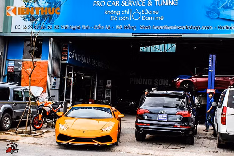 Được biết, siêu xe Lamborghini Huracan màu cam này được gắn bộ bodykit của hãng độ Vorsteiner tại một garage tại Thành phố Đà Nẵng. Mức giá cho Lamborghini Huracan chính hãng vào khoảng trên 13 tỷ đồng, bộ bodykit của hãng độ Vorsteiner có giá khoảng 350 triệu đồng.