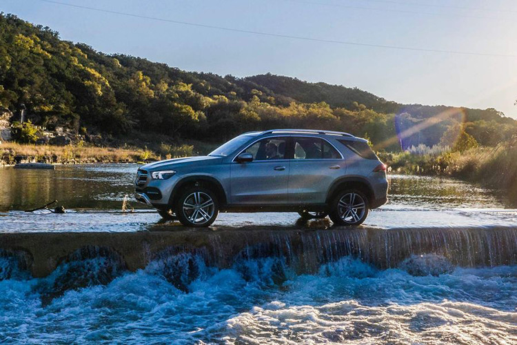 Như vậy, với các con số đầu ra ấn tượng trên, GLE 400d 4Matic mới có hiệu suất rất gần bản GLE 450 4Matic (cao nhất của dải động cơ xăng), 400d 4Maitc có thể chạy nước rút từ 0 - 100 km/h chỉ trong 5,8 giây, trước khi chạm tốc độ giới hạn 240 km/h.