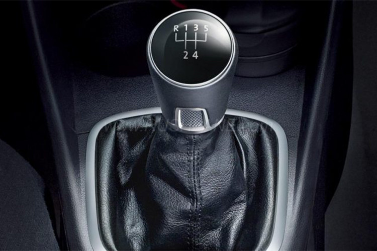 Tương tự như các dòng xe thế hệ mới của Volkswagen, Polo 2018 cũng được thiết kế theo ngôn ngữ mới nhất với kiểu dáng giản dị nhưng hiện đại và sắc sảo. So với thế hệ trước, chiếc xe trông cá tính hơn nhờ nhiều đường nét vuông thành sắc cạnh cùng các điểm nhấn nổi bật.