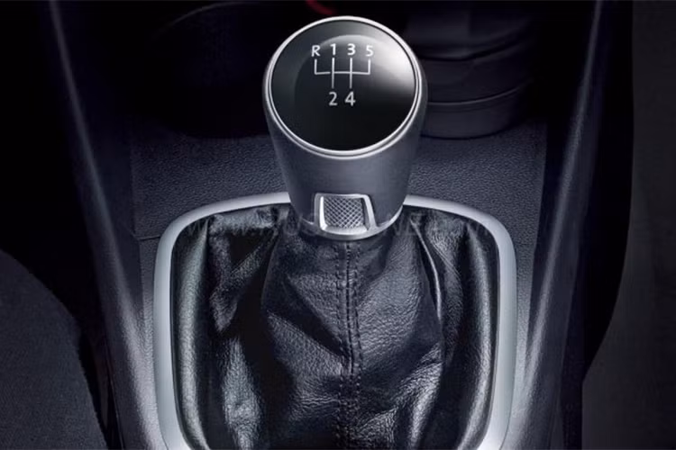 Tương tự như các dòng xe thế hệ mới của Volkswagen, Polo 2018 cũng được thiết kế theo ngôn ngữ mới nhất với kiểu dáng giản dị nhưng hiện đại và sắc sảo. So với thế hệ trước, chiếc xe trông cá tính hơn nhờ nhiều đường nét vuông thành sắc cạnh cùng các điểm nhấn nổi bật.