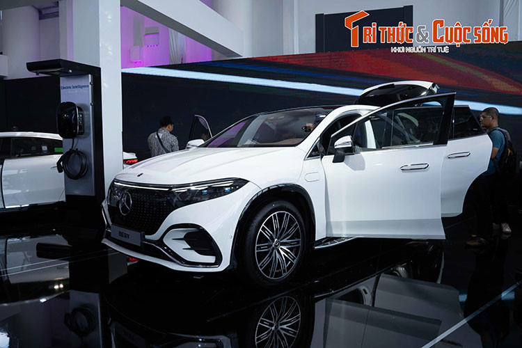 Tại sự kiện, Mercedes-Benz Việt Nam còn trưng bày và lái thử gần 40 mẫu xe sang mới nhất và giá trị nhất của hãng xe Đức, trải dài toàn bộ tất cả các phân khúc xe hiện có trên thị trường.