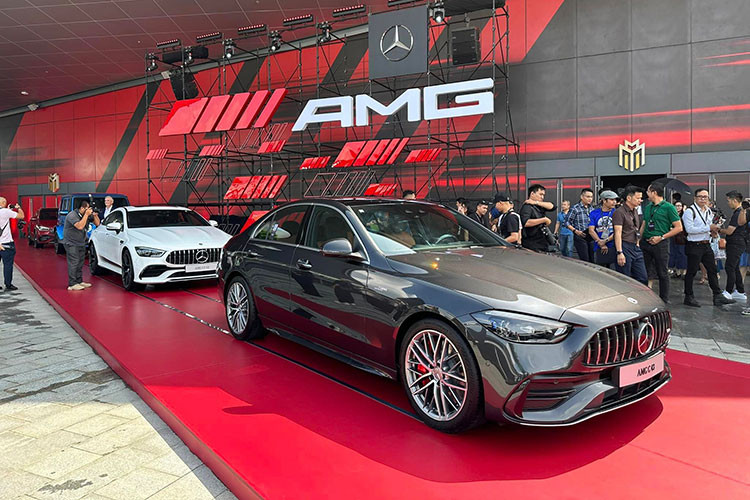 Đi cùng những nỗ lực đẩy mạnh quá trình chuyển hóa sang xe thuần điện, Mercedes-Benz Việt Nam đang cho thấy sự đầu tư mạnh mẽ vào thị trường Việt Nam với tầm nhìn và định hướng rõ ràng. Việc ra mắt loạt ôtô thuần điện mới phủ đầy tất cả các phân khúc tại Việt Nam đã đánh dấu một bước tiến rõ nét trong hành trình giữ vững vị thế dẫn đầu của hãng xe sang Đức. 