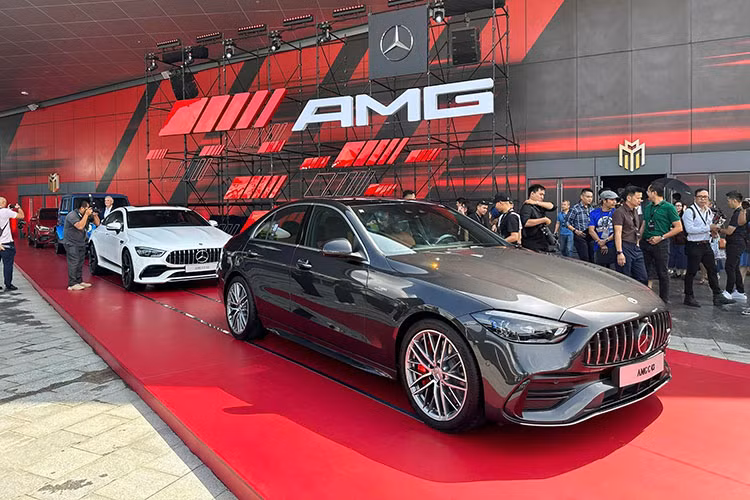 Đi cùng những nỗ lực đẩy mạnh quá trình chuyển hóa sang xe thuần điện, Mercedes-Benz Việt Nam đang cho thấy sự đầu tư mạnh mẽ vào thị trường Việt Nam với tầm nhìn và định hướng rõ ràng. Việc ra mắt loạt ôtô thuần điện mới phủ đầy tất cả các phân khúc tại Việt Nam đã đánh dấu một bước tiến rõ nét trong hành trình giữ vững vị thế dẫn đầu của hãng xe sang Đức. 