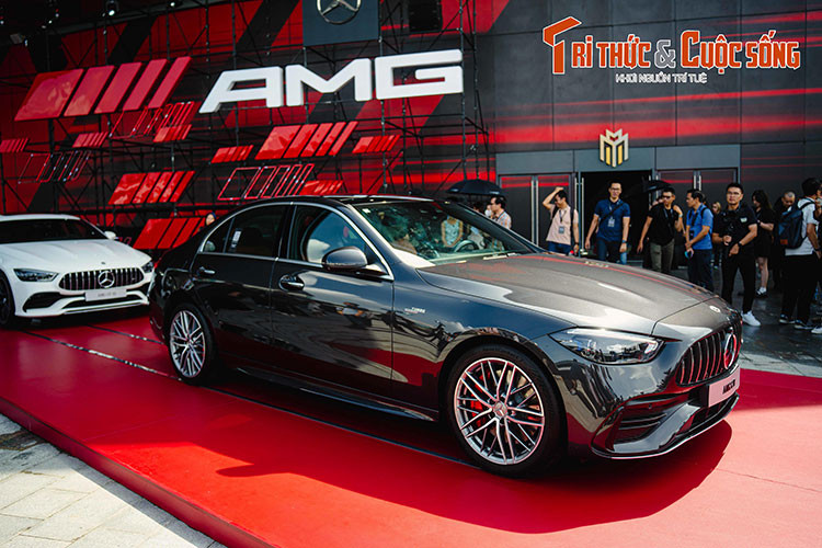 Bên cạnh đó, hãng xe trưng bày hệ thống truyền động và khung gầm của mẫu xe AMG C43 được coi là linh hồn của cỗ máy mạnh mẽ và tốc độ.