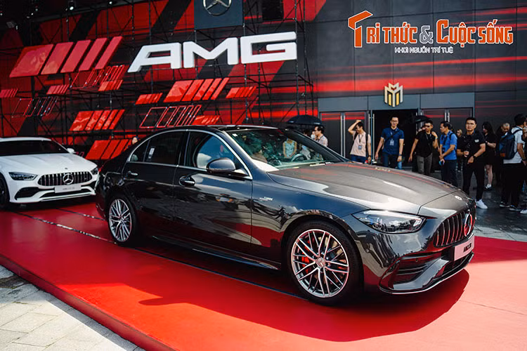 Bên cạnh đó, hãng xe trưng bày hệ thống truyền động và khung gầm của mẫu xe AMG C43 được coi là linh hồn của cỗ máy mạnh mẽ và tốc độ.