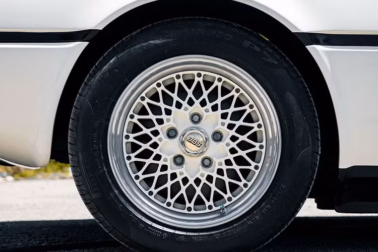 Về ngoại thất, chiếc xe này đã được thay thế bộ mâm hiệu BBS Mỹ thay thế cho bộ mâm ''zin'', người bán sẽ hỗ trợ tìm kiếm một bộ mâm hàng OEM (Original Equipment Manufacturer) nếu chủ nhân mới muốn một bộ mâm kiểu dáng nguyên bản như ban đầu.