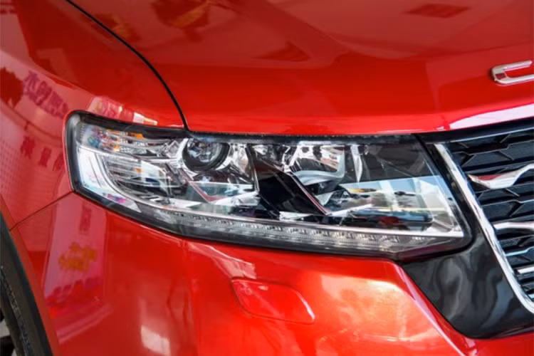 Thiết kế xe Changhe Q7 khá giống với một chiếc Range Rover, từ cách bố trí lưới tản nhiệt, kiểu dáng vuông vức cho đến dải kinh hông kéo dài đặc trưng. Logo xe cũng được gắn theo phong cách Range Rover. Nếu nhìn ngang, mẫu xe này dễ bị lầm tưởng là một chiếc Range Rover Sport.