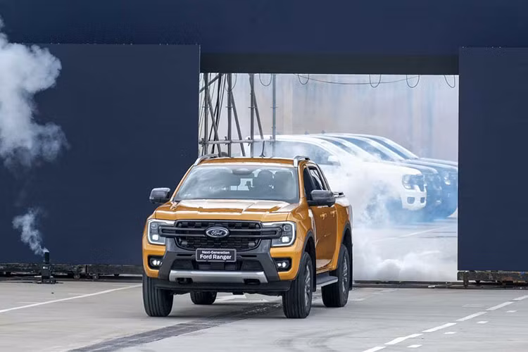 Hon 4000 xe oto Ford den tay khach Viet trong thang 10/2022