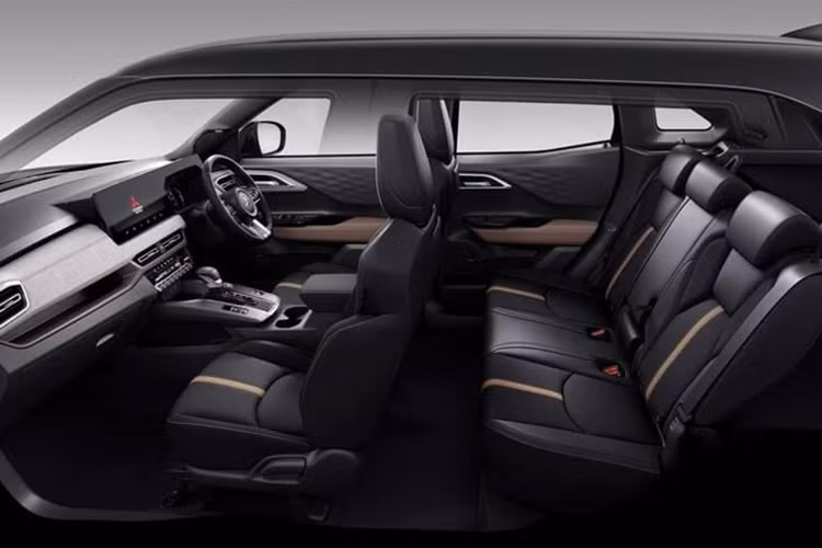 Ngoài ra, Xforce Hybrid còn được tích hợp công nghệ All Wheel Control cùng hệ thống Active Yaw Control (AYC) đặc trưng của Mitsubishi. Những công nghệ này không chỉ nâng cao độ ổn định và khả năng kiểm soát xe mà còn giúp tối ưu trải nghiệm lái, đặc biệt trong điều kiện đường trơn trượt hoặc địa hình khó khăn.
