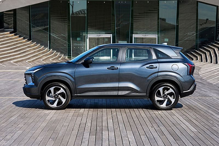 Đi kèm với đó là một mô-tơ điện và bộ pin lithium-ion, giúp cải thiện hiệu suất nhiên liệu và giảm lượng khí thải. Cấu hình này cho tổng công suất 115 PS và mô-men xoắn cực đại 255 Nm. Hệ thống truyền động sẽ sử dụng hộp số e-CVT, dẫn động cầu trước nhằm tối ưu hóa khả năng vận hành và tiết kiệm nhiên liệu.